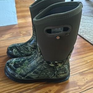 Bogs Youth Size 5 Camo Boots